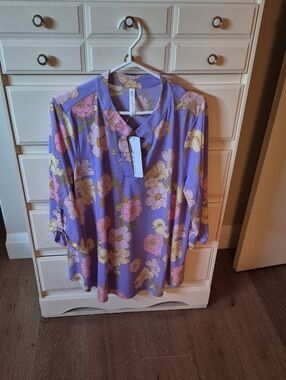 Dear Scarlett Wrinkle Free Floral V-Neck Lavender Tunic Top by